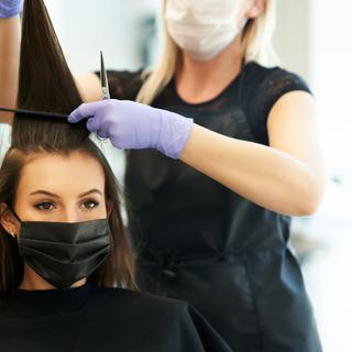 La profession de coiffeuse, entre autres, majore le risque de développer un cancer des ovaires d'après une récente étude.&nbsp;© Kalim, Adobe Stock