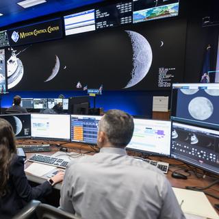 Des scientifiques&nbsp;au centre de contrôle de mission de la Nasa lors d'Artemis II. ©&nbsp;Robert Markowitz, Nasa-JSC