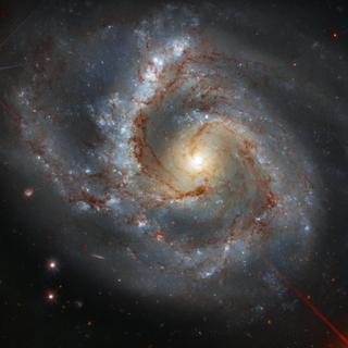 É difícil especificar a estrutura da Via Láctea em que vivemos e da qual, portanto, não temos perspectiva. Por mais difícil que seja descrever um avião olhando pela janela. Talvez se assemelhe à NGC 7878, classificada no catálogo de galáxias particulares no raio daquelas que possuem “braço pesado”. Localizada a 164 milhões de quilômetros da Terra, em Pégaso, tem tamanho semelhante à nossa galáxia. © ESA, Hubble, NASA, A. Riess et al.