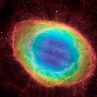 A Nebulosa de Lyra (em inglês Ring Nebula), M57, é uma nebulosa planetária localizada, como o próprio nome indica, na constelação de Lyra. É o produto do material ejetado por uma estrela moribunda que se transformou há milhares de anos na brilhante anã branca vista no seu centro. © NASA
