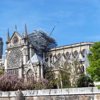 La cathédrale de Notre-Dame de Paris quelques jours après l'incendie de son toit et de la flèche. © UlyssePixel, Adobe Stock