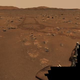 Trecho do magnífico panorama de 360° denominado “Van Zyl Overlook” capturado pelo Perseverance entre 15 e 26 de abril de 2021. É composto por 992 fotos individuais tiradas pelo olho direito da Mastcam-Z. © NASA, JPL-Caltech, ASU, MSSS