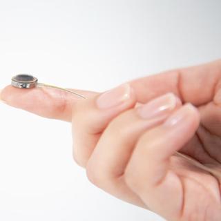 A interface cérebro-máquina Connexus, que foi implantada pela primeira vez em um ser humano. © Paradrômica