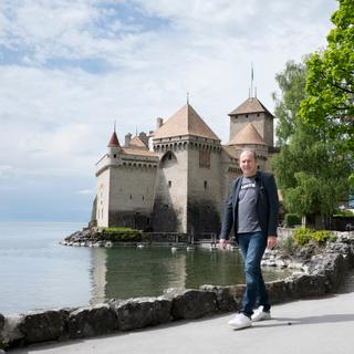 Un patient atteint par Parkinson depuis 30 ans a vu ses troubles de la marche s’estomper grâce à une neuroprothèse.&nbsp;© CHUV 2022 | WEBER Gilles