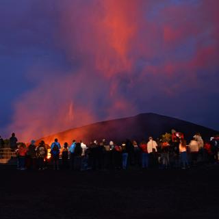 Spectateurs sur le bord de l'Enclos Fouqué devant l'éruption du 19 juillet 2019. © Patrice Huet