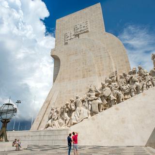 O “Monumento aos Descobrimentos”, o Padrão dos Descobrimentos, no bairro de Belém, em Lisboa, erguido em homenagem aos navegadores portugueses dos séculos XV e XVI e ao Infante D. Henrique, o Navegador. Foi precisamente deste local que partiu Vasco da Gama. Na praça, uma rosa dos ventos e um planisfério no chão. © Ghislaine Laussel/Futura