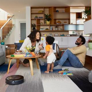 Práticos, mas repletos de sensores, os aspiradores robôs coletam uma quantidade colossal de dados para alimentar o algoritmo de aprendizagem automática de sua IA. © iRobot