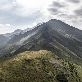 La technologie LiDAR a permis de cartographier une zone des Alpes et&nbsp;de retrouver un camp romain à 2 200 mètres d’altitude. © Andrea Badrutt, Chur