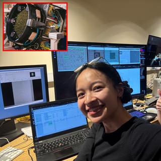 Imagem principal: Os alunos Ha Do (à esquerda) e Natalie Orrantia (à direita) observam a estrela do Antigo Imigrante. Inserção, à esquerda da imagem superior: O telescópio Irenee du Pont abriga o componente sul do céu do SDSS-V, que realiza um levantamento rápido do cosmos. Este telescópio foi modernizado com um novo conjunto de instrumentos e um novo plano focal robótico, permitindo assim a operação do SDSS-V. © fotos: Imagem principal: Ha Do (Universidade de Chicago); Inserir: Colaboração SDSS