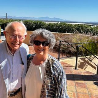 Seymour Reichlin e Esther Sternberg no Arizona, EUA (abril de 2024). © Dr.