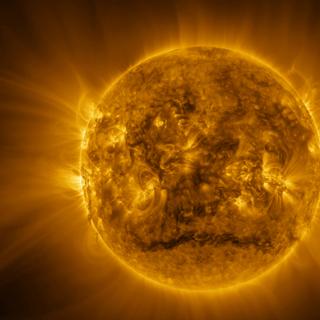 Esta grande imagem foi montada a partir de imagens tiradas entre 13h06. e 17h31. UTC (14h06-18h31 CET) em 9 de março de 2025 pelo Extreme Ultraviolet Imager da Solar Orbiter, em um comprimento de onda de 17,4 nanômetros. A Solar Orbiter observou o Sol a partir de uma latitude de 11,4° abaixo do equador, a uma distância de aproximadamente 77 milhões de quilômetros. A imagem final mede 12.544 x 12.544 pixels, ou 6.171,6 x 6.171,6 segundos de arco, ou 2.325,5 x 2.325,5 milhões de km. O Sol, com diâmetro de 1,4 milhão de km, mede aproximadamente 7.505 pixels e 3.692,6 segundos de arco. O Sol parece uma esfera amarela quente cuja superfície é coberta por cabelos desgrenhados e brilhantes. O brilho amarelo se estende até as bordas da imagem, com algumas áreas mais brilhantes que outras. Numerosos arcos amarelos brilhantes destacam-se numa ampla faixa ao redor do equador solar. Uma área mais escura destaca-se numa linha aproximadamente horizontal perto do Pólo Sul. Arcos brilhantes e algumas partículas mais escuras também são visíveis nas bordas do Sol. © ESA e NASA/Solar Orbiter/Equipe EUI, E. Kraaikamp (ROB) 