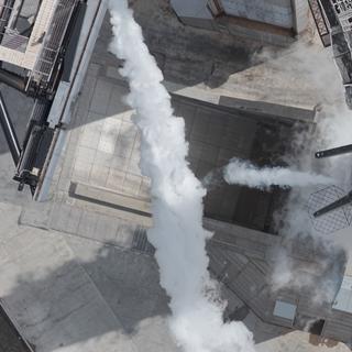 Le Starship avec ces tuiles manquantes (en blanc) de la protection thermique du nez du Starship. © SpaceX