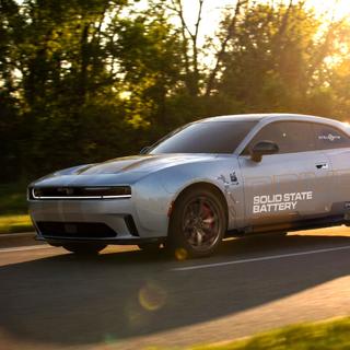 Recourir à une Dodge Challenger, habituellement dotée d'un virulent V8, pour tester la batterie solide est peut-être l'un des prémices d'un avenir... en version électrique ! © Stellantis
