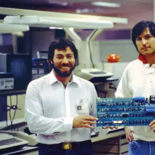 Steve Wozniak et Steve Jobs avec le circuit imprimé de l’ordinateur Apple I en 1976. © Apple Computer Inc.