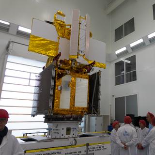 O satélite Swot, totalmente montado, na sala limpa da fábrica Thales Alenia Space em Cannes. © Rémy Decourt