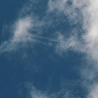 Rastros deixados por aviões contribuem para o aumento do efeito estufa. © Amélia