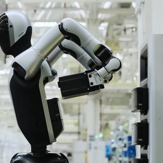 Ce robot peut se contorsionner pour changer sa propre batterie. © Ubtech