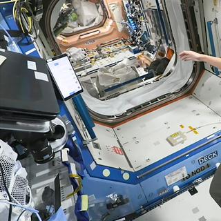 L'astronaute Jessica Watkins teste l'AstroRad à bord de l'ISS. © 2s0ckz,&nbsp;Wikimedia Commons, CC by-sa&nbsp;4.0&nbsp;&nbsp;