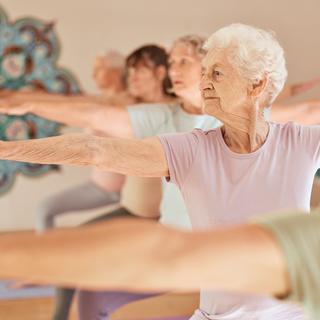 Algumas mudanças simples no dia a dia, como movimentar-se mais, podem ajudar a retardar o declínio cognitivo relacionado ao Alzheimer. Mesmo que não constituam uma cura, estas ações oferecem espaço para ação e esperança real para o cérebro e para a saúde em geral. © David L/peopleimages.com, Adobe Stock