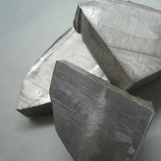 Échantillons de&nbsp;sodium métallique. La réaction chimique à l’intérieur d’une batterie sodium doit déplacer plus d’ions pour&nbsp;obtenir la même densité énergétique qu'une batterie lithium-ion. La taille de la batterie est donc&nbsp;bien plus importante. À cette&nbsp;contrainte&nbsp;s'ajoute une moindre&nbsp;durabilité. Toutefois, les recherches vont se poursuivre en raison du faible coût du&nbsp;sodium,&nbsp;par rapport&nbsp;au lithium. © Wikipédia

