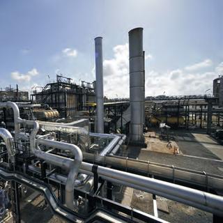 L'installation pilote de Lacq, réalisée par Alstom pour une raffinerie de Total. Le gaz carbonique extrait est enfoui dans des gisements de gaz naturel. Les centrales à charbon ne disposant pas de ce dispositif libéreraient à elles seules 40 % des gaz à effet de serre émis chaque année. © Alstom