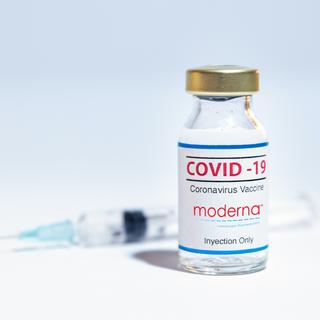 La nouvelle version du vaccin de Moderna cible à moitié la souche originale du virus et à moitié le variant Omicron. © Ruben, Adobe Stock