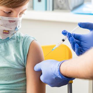 La France a lancé mercredi la campagne de vaccination contre la&amp;nbsp;Covid-19 pour les enfants de 5 à 11 ans. © Ira Lichi, Shutterstock