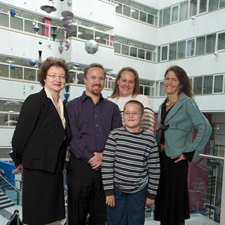 Corey Haas, ses parents et deux des chercheurs de l&#39;équipe. © Daniel Burke