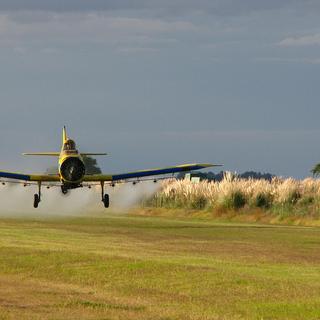 A Weatherly 620 B testando seu sistema de espalhamento com água. À medida que o tamanho das parcelas aumentou, o avião substituiu o trator em tarefas como pulverização de pesticidas. © Santiago Nicolau-flickr-CC BY-SA 2.0