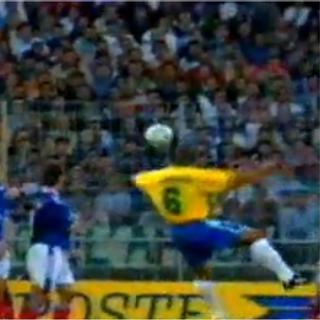Roberto Carlos vient de frapper le ballon, qui part franchement vers la droite. Sa trajectoire en spirale le conduit à l'extérieur de la lucarne. Mais une balle peut changer de courbe si elle reste en l'air suffisamment longtemps...