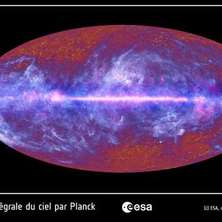 O céu de microondas visto pelo satélite Planck. A nossa Galáxia, a Via Láctea, é claramente visível na imagem como uma faixa horizontal brilhante. Uma grande região do céu é iluminada pela nossa Galáxia, como evidenciado por estas estruturas filamentares claras que se estendem muito além do plano da nossa Via Láctea. Estas emissões têm origem em gases e poeiras do meio interestelar. A radiação fóssil é visível nesta imagem como estruturas granulares avermelhadas, visíveis principalmente na parte superior e inferior da imagem, onde a emissão da nossa Galáxia é muito fraca. © Esa, HFI e LFI Consórcios