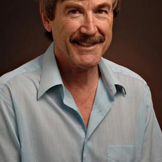 Le physicien Paul Davies a connecté l'effet Casimir dynamique à la création de particules en espace-temps courbe. © Arizona State University-Tom Story