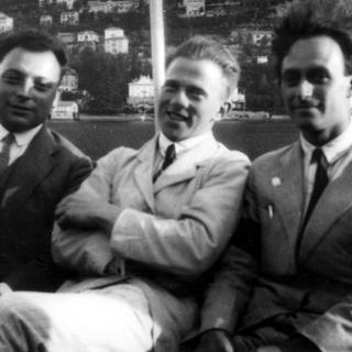 De gauche à droite Pauli, Heisenberg et Fermi, les découvreurs de la théorie quantique des champs relativistes et de la théorie des neutrinos, impliquant que ceux-ci ne peuvent dépasser la vitesse de la lumière. © Cern