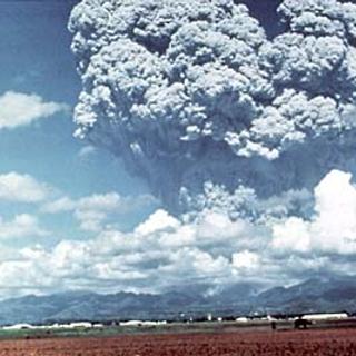 Le Pinatubo, aux Philippines, le 12 juin 1991, éjectant brutalement un énorme nuage de poussières et de gaz, trois jours avant une éruption plus importante encore. © US Geological Survey