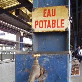 Le gaspillage de l'eau potable est énorme. En France, les villes les plus mal notées&nbsp;en la matière sont Nîmes, avec 41 % de l’eau perdue dans les réseaux de distribution, Avignon (35,5 %), Rouen (31,7 %), Amiens (28,7 %) et Toulon (26,7 %). © Whispertome, DP