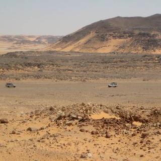 Plusieurs impacts de météorite ont déjà été trouvés en Égypte, comme le cratère Kamil, au centre de l'image. Il présente des rayons clairs sur son pourtour. Ce sont les restes de la projection des matériaux au moment de l'impact survenu voilà 2.000 ans. © L. Folco