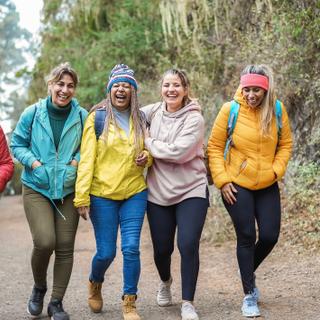 La marche&nbsp;peut se pratiquer en groupe ou bien tout seul, selon les préférences de chacun. © DisobeyArt, Adobe Stock