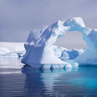 Une équipe du centre de recherche polaire iC3 de Tromsø (Norvège) suggère que les plateformes de glace de l’Antarctique pourraient être plus sensibles au réchauffement climatique qu’elles n’en ont donné l’impression jusqu’ici. Et la raison se cache en dessous. © ravi, Adobe Stock