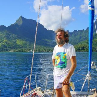 Antoine à bord du Banana Split, au large de Moorea. © Antoine