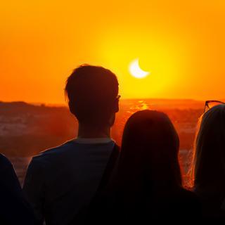 Après l’éclipse de Soleil du 12 août 2026, le spectacle continuera dans le ciel lorsque les Perséides à leur maximum entreront en scène dans un ciel idéal. © sirbouman, Adobe Stock