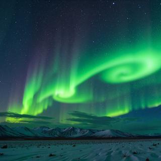 O espetáculo da aurora boreal é geralmente reservado aos países do norte. Mas a tempestade geomagnética que atingiu a nossa Terra ontem à noite iluminou até as latitudes médias. © Anastosiya, Adobe Stock