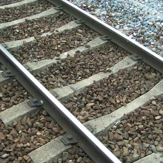 Le ballast ferroviaire, ces cailloux placés entre les rails des chemins de fer, sert à stabiliser la voie ferrée. © Christophe Jacquet, Wikipédia, CC by-sa 1.0