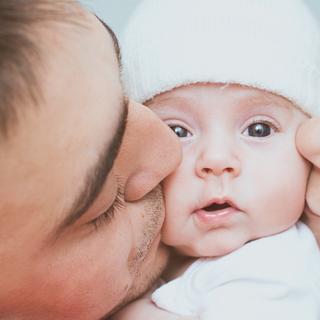 De gros câlins feront de bébé un adulte&amp;nbsp;empathique. © kolinko_tanya, Adobe Stock