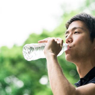 Selon les chercheurs, ce geste simple de boire de l’eau depuis une bouteille en plastique devrait être à bannir si nous espérons limiter l’exposition de nos cerveaux aux microplastiques. © BSD, Adobe Stock