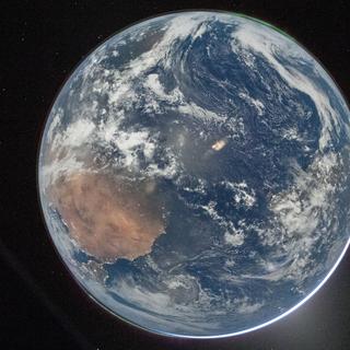 Em 2 de abril de 2026, a partir da espaçonave Orion, Reid Wiseman – comandante do Artemis II – capturou esta visão original da Terra, logo após a manobra de injeção translunar. Uma foto fascinante… e cheia de surpresas. © Reid Wiseman, NASA