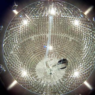 Une photo de l'intérieur du détecteur Borexino lorsqu'il était en cours d'installation. Crédit : Virginia Polytechnic Institute & State University