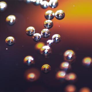Grâce à la plasmonique, le rayonnement laser excite des nanoparticules d&#39;or qui, en réponse, génèrent des bulles nanoscopiques dans le liquide environnant. Ces bulles vont alors&amp;nbsp;exploser&amp;nbsp;ou bien créer un pore cellulaire en fonction de leur diamètre. Dans ce cas, c&#39;est bien la taille qui compte.&amp;nbsp;©&amp;nbsp;Spiff, Wikipédia, DP