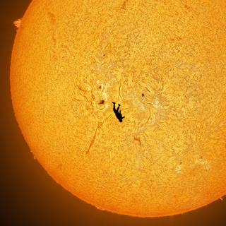 L’astrophotographe américain Andrew McCarthy publie une image à couper le souffle d’un parachutiste en train de tomber « sur » le Soleil. © Andrew McCarthy, X