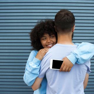 On dit souvent que l&#39;amour ne dure que 3 ans. Cette assertion pourrait trouver une justification scientifique. Ce délai correspond plus ou moins au temps pendant lequel l&#39;organisme sécrète de l&#39;ocytocine lorsqu&#39;on regarde l&#39;autre. Sans tendresse, peu à peu, les productions diminuent. Mais pour les couples qui entretiennent la flamme, le taux grimpe de nouveau et l&#39;amour peut durer. © vergor, fotolia