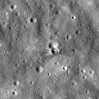 Le cratère laissé sur la Lune par l’impact d’un étage d’une fusée Falcon 9, photographié par la sonde LRO de la Nasa. © Nasa Goddard, Intuitive Machines